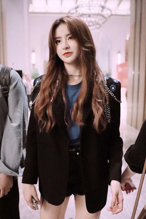 月华娱乐的艺人,星光熠熠，才华横溢